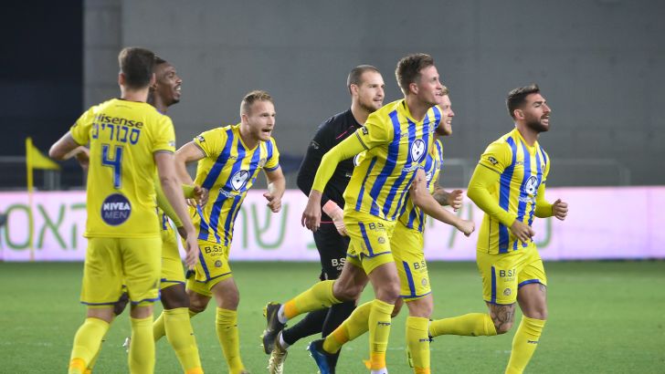 שחקני מכבי חוגגים