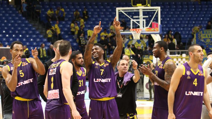 שחקני הפועל חולון חוגגים