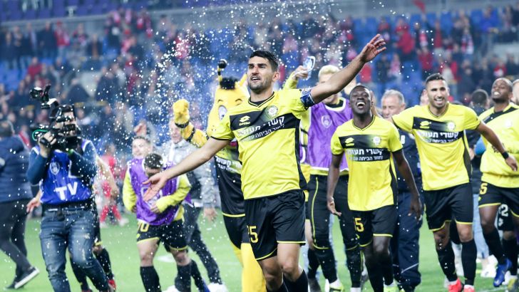 שחקני מכבי נתניה חוגגים