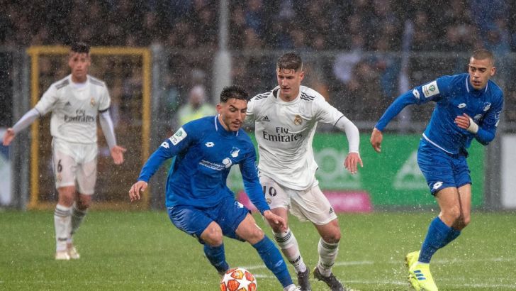 עילי אלמקייס עם שחקני ריאל מדריד