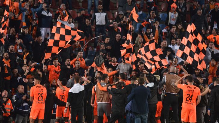 שחקני בני יהודה חוגגים עם האוהדים