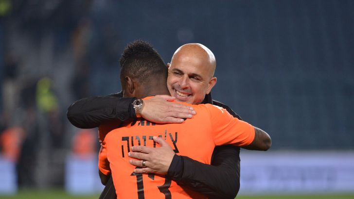 אבוקסיס וצ'יבוטה חוגגים בסיום