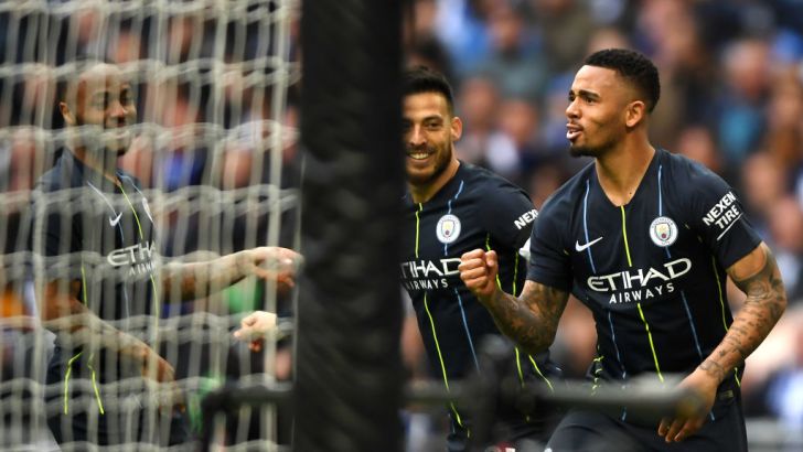 שחקני מנצ'סטר סיטי חוגגים