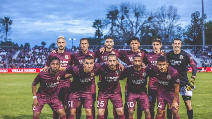 דקל קינן עם שחקני סקרמנטו