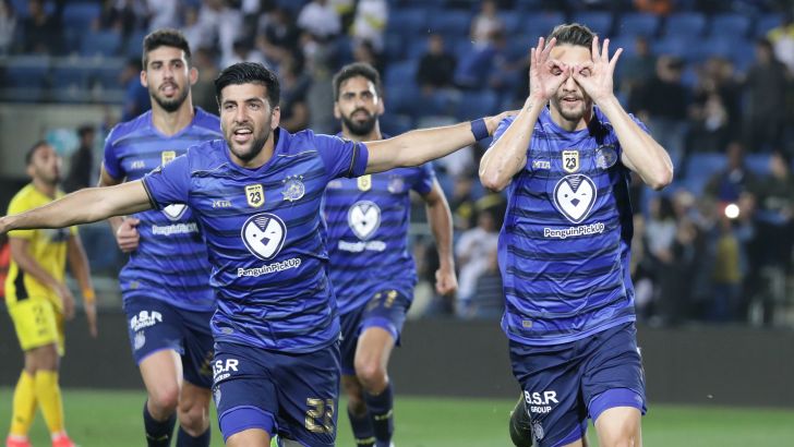 אצילי חוגג עם השחקנים