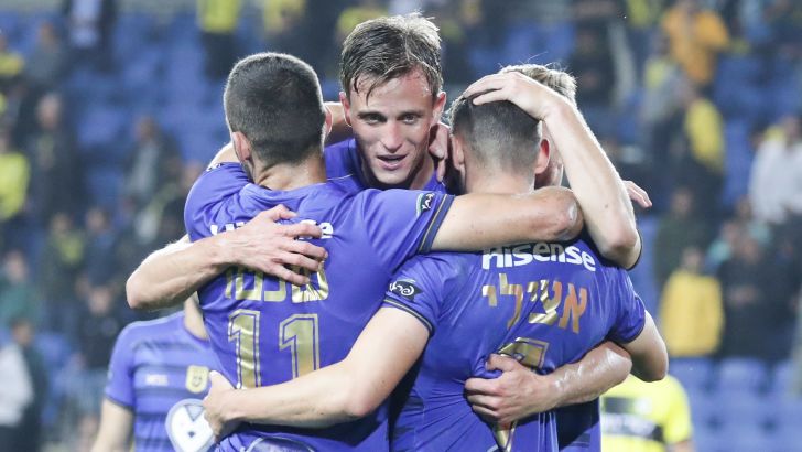 אצילי חוגג עם שכטר ושוינפלד