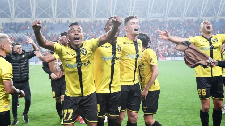 שחקני בית"ר ירושלים חוגגים