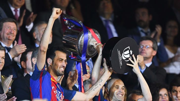 ברצלונה מניפה את גביע המלך