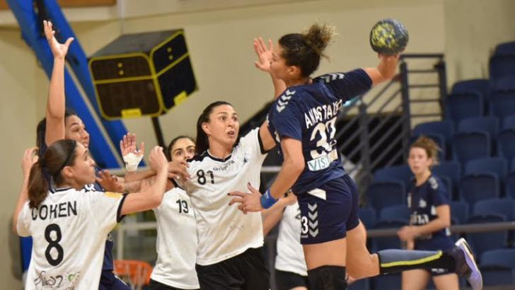 ג'קלין אנסטסיו מול שיר וקרט