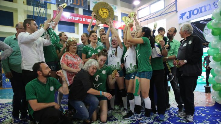 בנות מכבי חיפה חוגגות