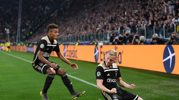 שחקני אייאקס חוגגים