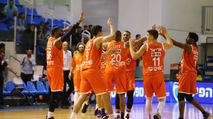 שחקני ראשל"צ חוגגים