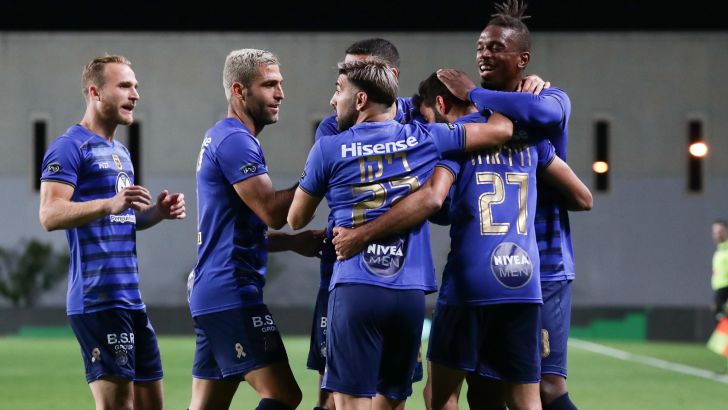 שחקני מכבי תל אביב חוגגים