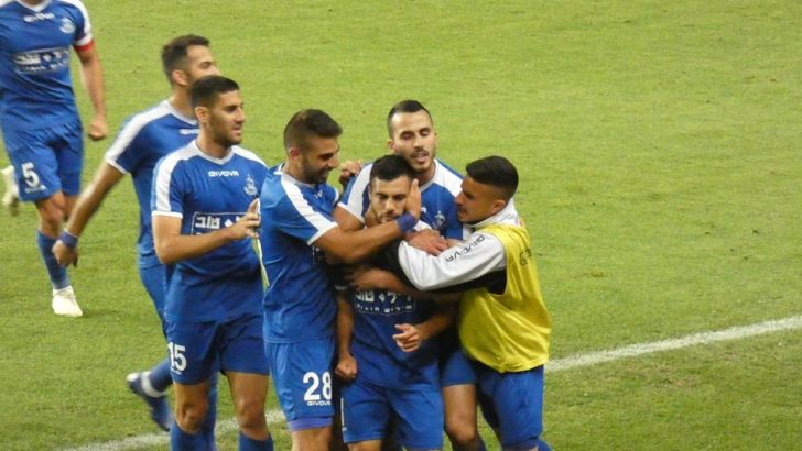 שחקני הפועל פתח תקווה חוגגים