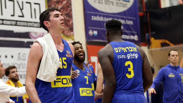 שחקני מכבי ת"א בסיום המשחק