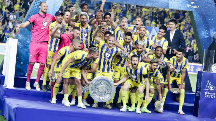 שחקני מכבי תל אביב חוגגים אליפות