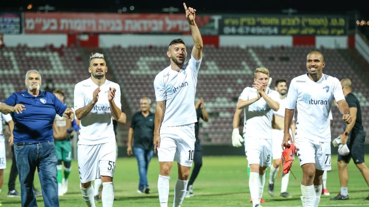 שחקני קריית שמונה חוגגים