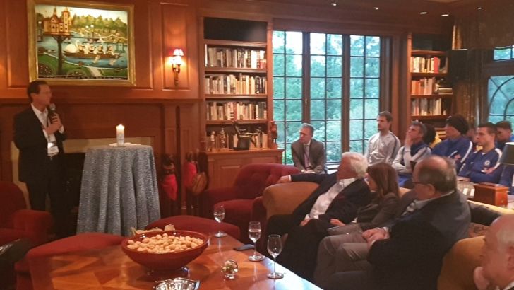 בוז'י הרצוג מרצה בפני שחקני צ'לסי