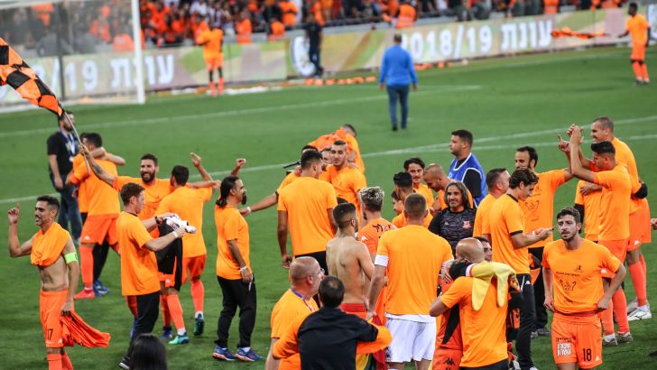 שחקני בני יהודה חוגגים