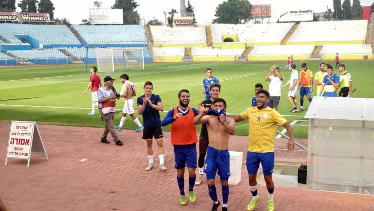 שחקני מכבי הרצליה חוגגים