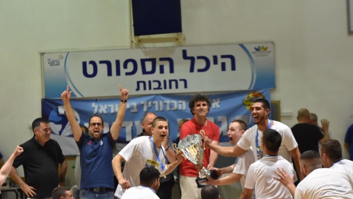 שחקני ראשל"צ מניפים