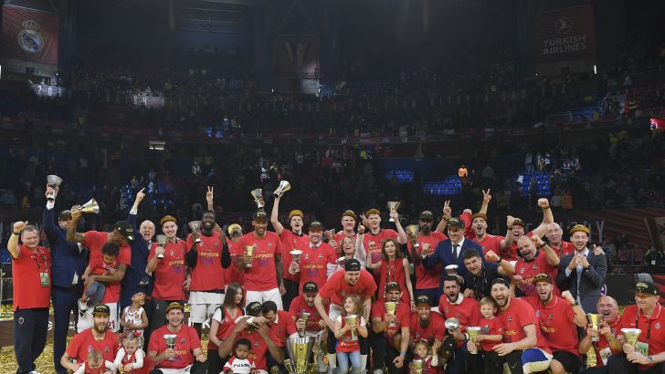 שחקני צסק"א חוגגים עם הגביע