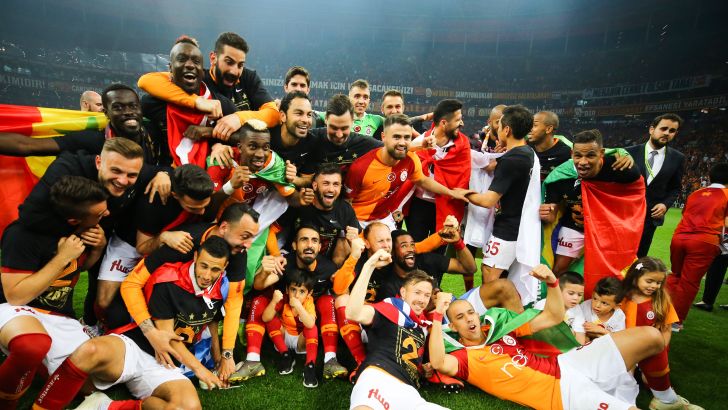 שחקני גלאטסראיי חוגגים