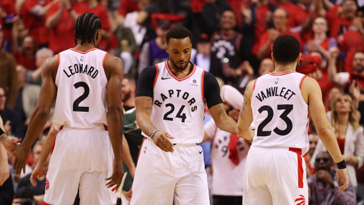 שחקני טורונטו חוגגים