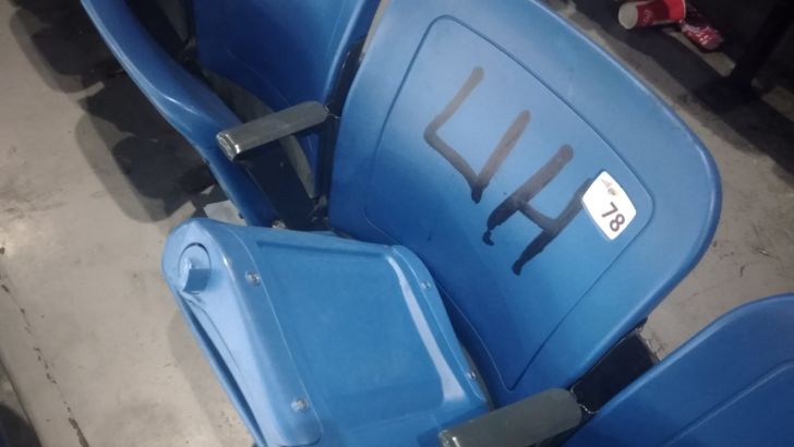 כיסאות שבורים בהיכל מנורה