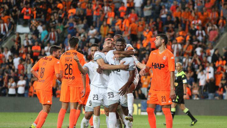 שחקני הפועל חדרה חוגגים