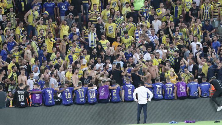 שחקני מכבי תל אביב עם האוהדים בטרנר