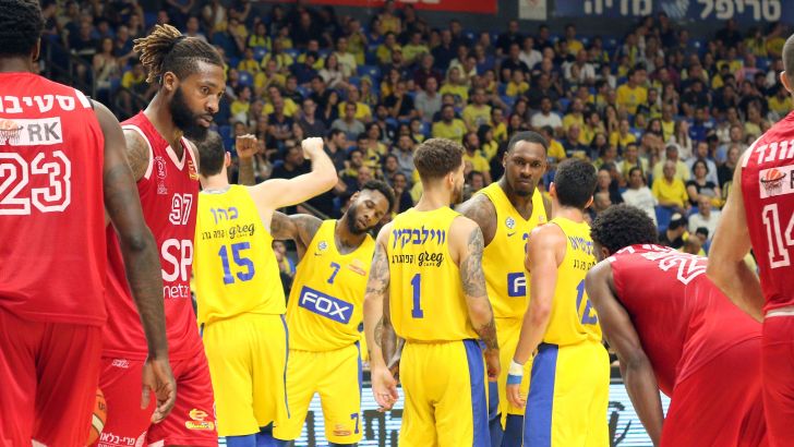 שחקני מכבי חוגגים על הפועל בדרבי