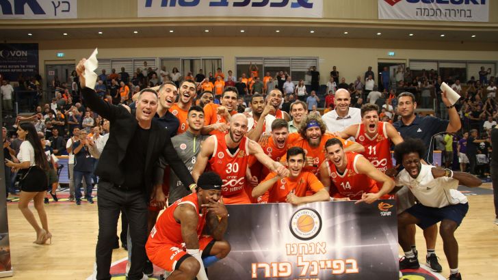 שחקני ראשל"צ חוגגים