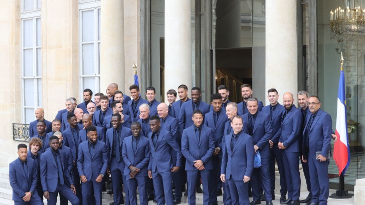 נבחרת צרפת מקבלת עיטור כבוד