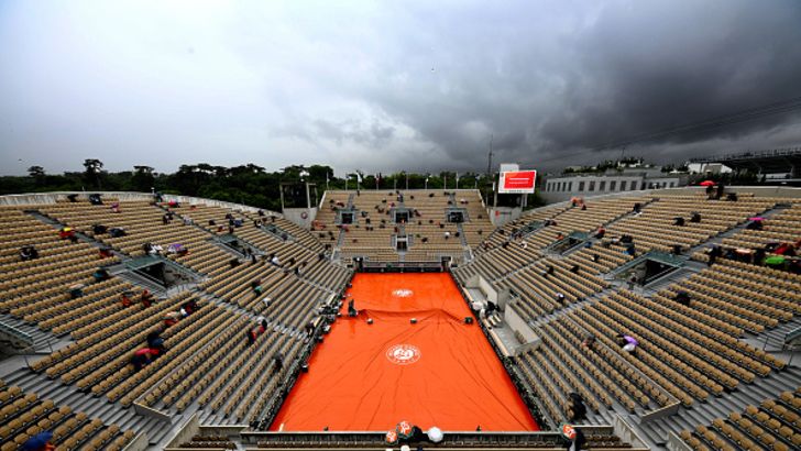 מגרש רולאן גארוס מכוסה בגלל גשם