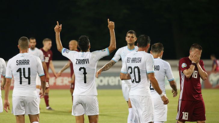 שחקני נבחרת ישראל חוגגים