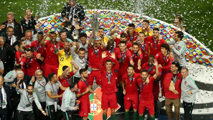 נבחרת פורטוגל מניפה גביע