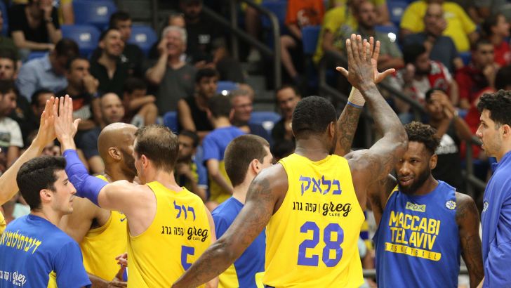 שחקני מכבי תל אביב חוגגים