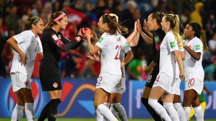 שחקניות נבחרת קנדה חוגגות