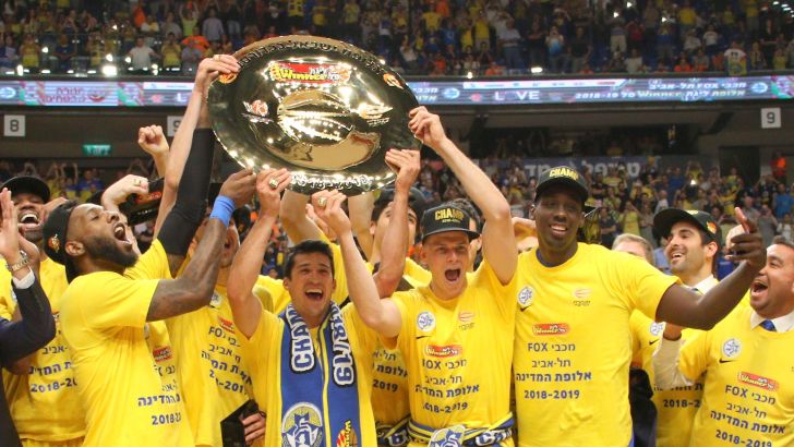 שחקני מכבי תל אביב חוגגים