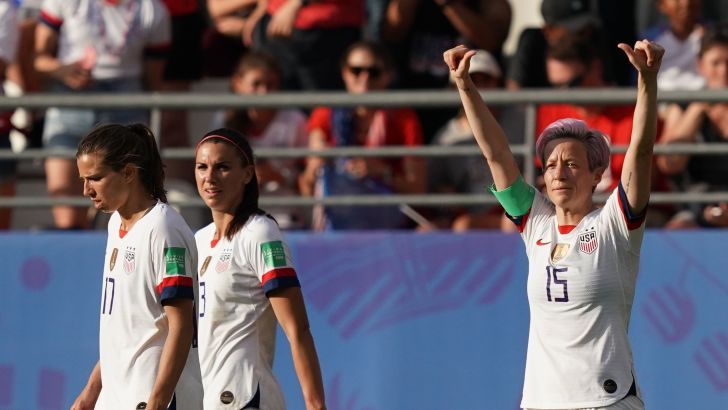 שחקניות נבחרת ארה"ב חוגגות