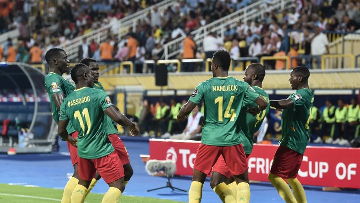 שחקני נבחרת קמרון חוגגגים