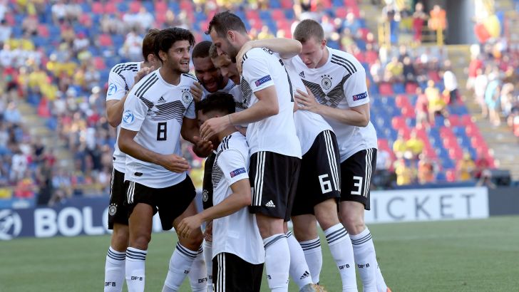 שחקני גרמניה הצעירה חוגגים