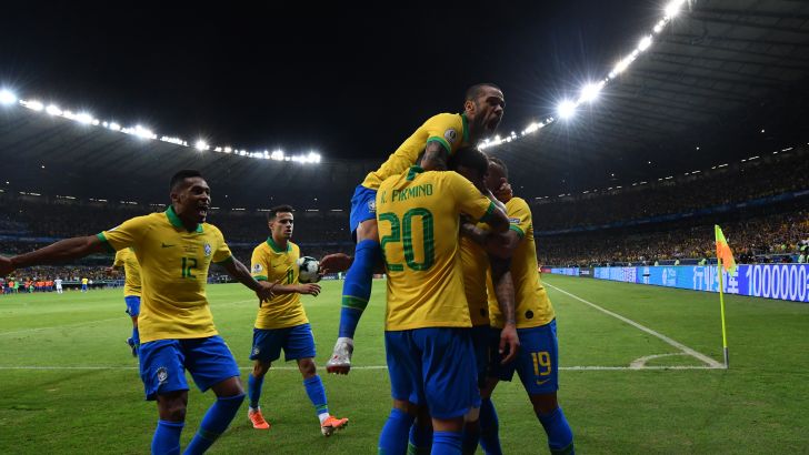 דני אלבס ושחקני נבחרת ברזיל