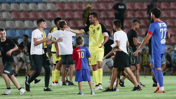 אוהדי בית"ר פרצו למגרש