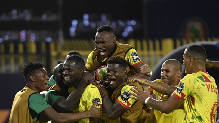 שחקני בנין חוגגים