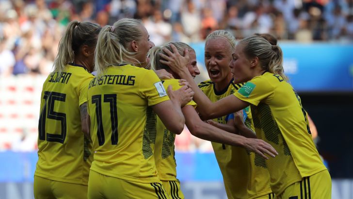 שחקניות נבחרת שבדיה חוגגות