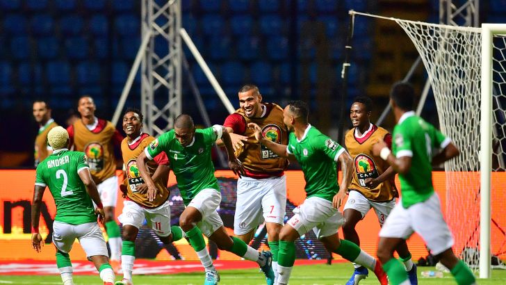 שחקני נבחרת מדגסקר חוגגים