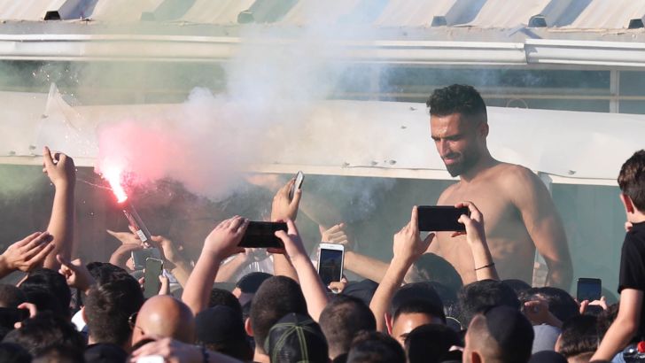 מיכאל אוחנה עם אוהדי בית"ר