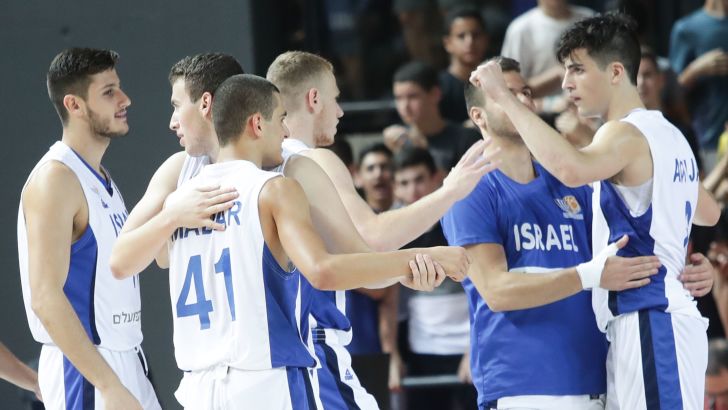 שחקני נבחרת העתודה חוגגים